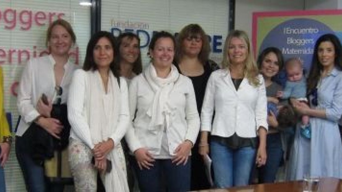 Una veintena de madres blogueras, iconos en la red, participaron en el Encuentro Bloggers Maternidad de RedMadre para dar a conocer la situación de madres vulnerables