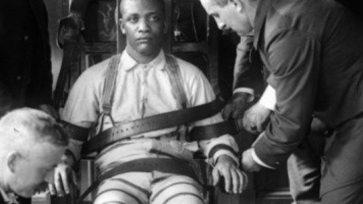 Un joven preso negro atado a la silla eléctrica; así fue ejecutado Claude Newman, que tenía una edad similar y había encontrado a Dios en el corredor de la muerte.