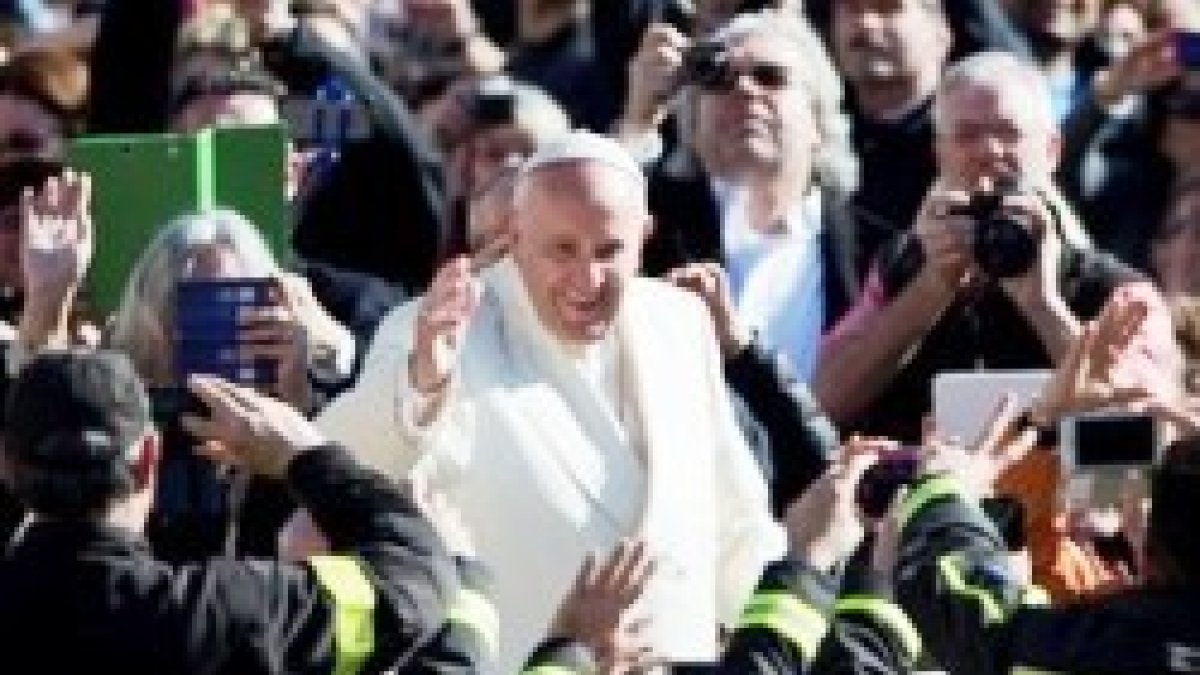 El Papa saluda a los que asisten a la audiencia del miércoles, incluyendo un grupo de bomberos
