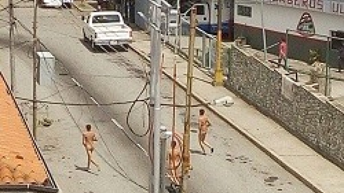 Los seminaristas menores corren desnudos tras ser atacados
