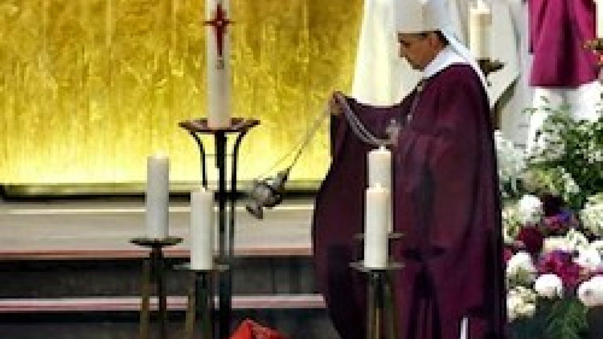 El obispo de Rouen, ante el féretro del padre Jacques Hamel.