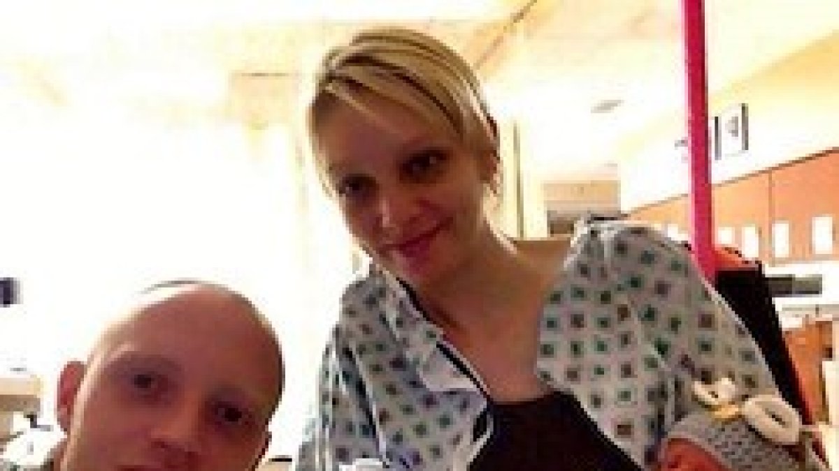 Mindy y Gabe, con sus gemelas recién nacidas.