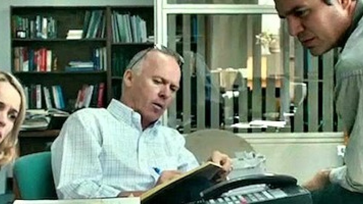 Rachel McAdams, Michael Keaton y Mark Ruffalo escuchan atentamente a su interlocutor: pero los datos que les presenta tienen un sesgo.