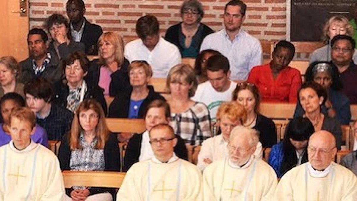 Misa en la iglesia de Santa Eugenia, en Estocolmo, donde es palpable la diversidad étnica de los católicos que viven en Suecia.