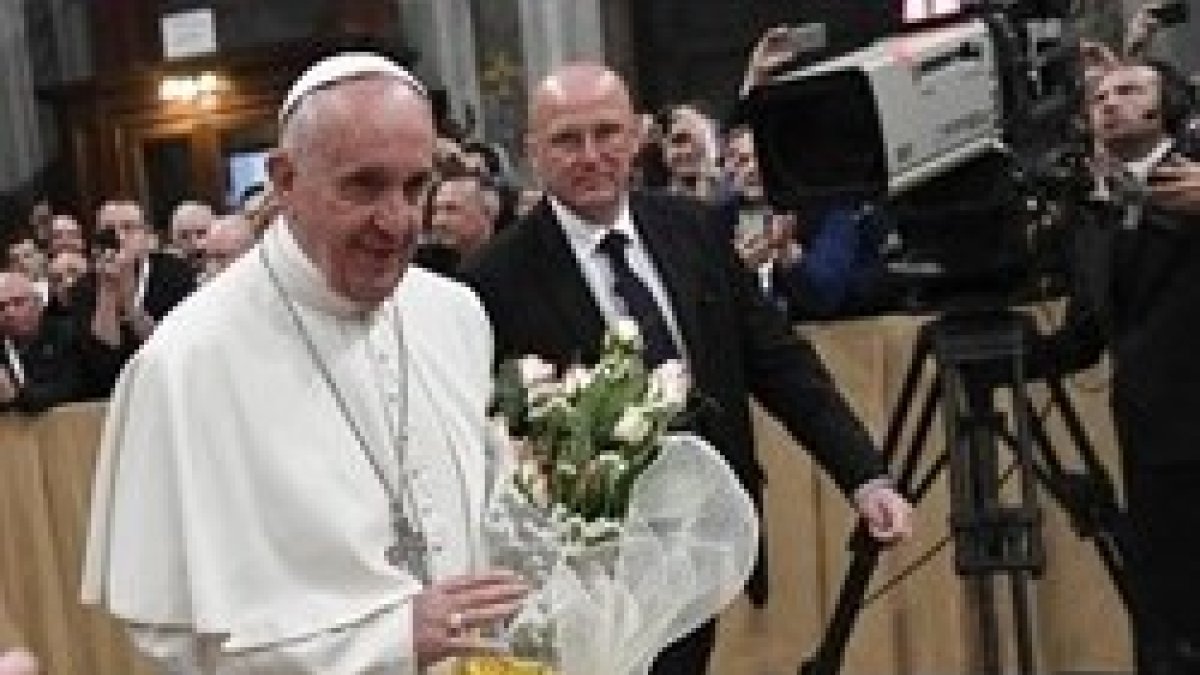 Los sacerdotes regalaron flores al Papa con motivo del Jubileo de la Misericordia