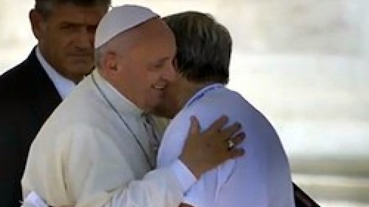 Francisco abrazó a algunos volontarios durante el acto de este sábado.