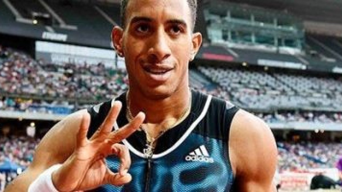 El medallista olímpico Orlando Ortega, con la crucecita con forma de ancla -un potente símbolo cristiano- en su cuello
