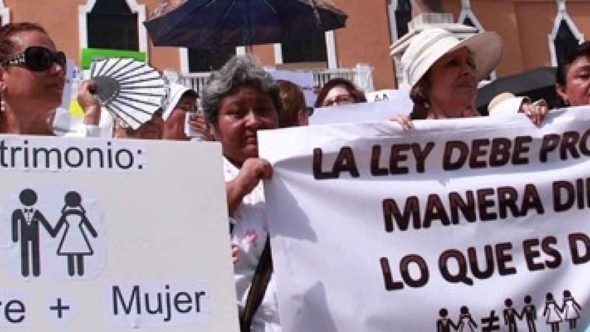 Concentración a favor de la familia ante la sede emblemática del PRI en Mérida, Yucatán