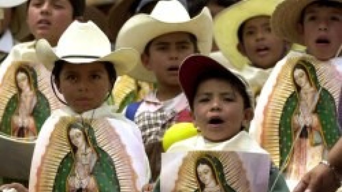 Un grupo de niños celebra a la Virgen de Guadalupe en Chiapas, México