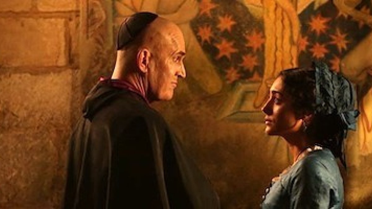 Hugh Hudson presenta a Rupert Everett tal como la iconografía anticatólica más sectaria se imagina a Torquemada.