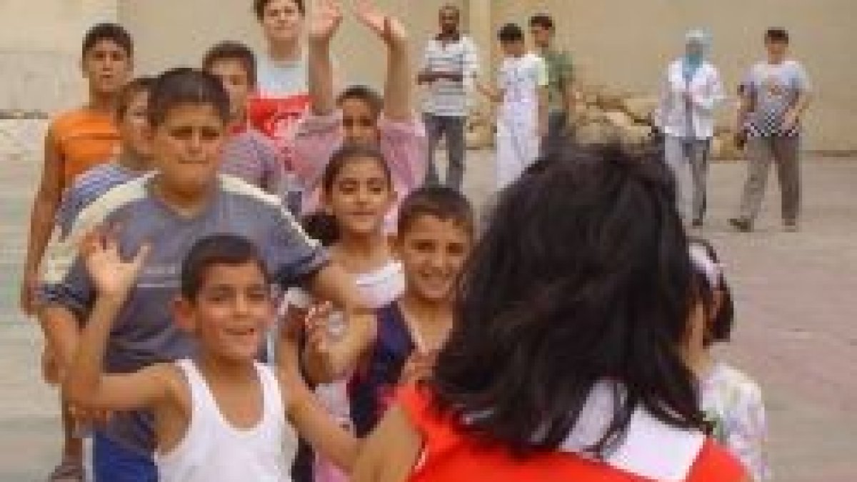 Una voluntaria de Cáritas Líbano con niños refugiados... Líbano es el país con mayor presencia católica y con más porcentaje de refugiados