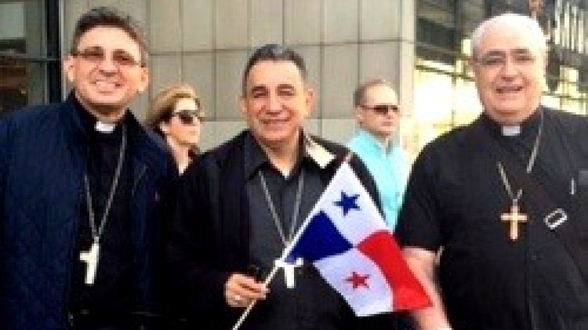 De izquierda a derecha, el obispo Ochogavía, el arzobispo Ulloa y el cardenal Lacunza