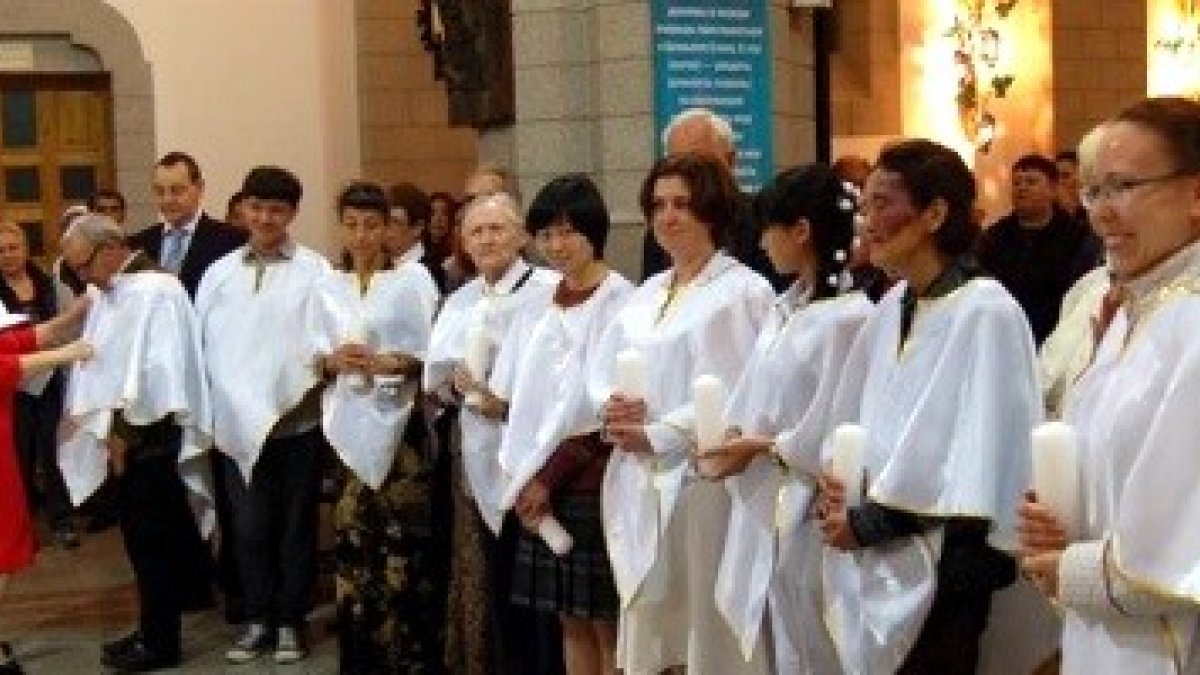 Bautizos de adultos en la Vigilia Pascual de 2016 en la Catedral del Sagrado Corazón en Tashkent, capital de Uzbekistán