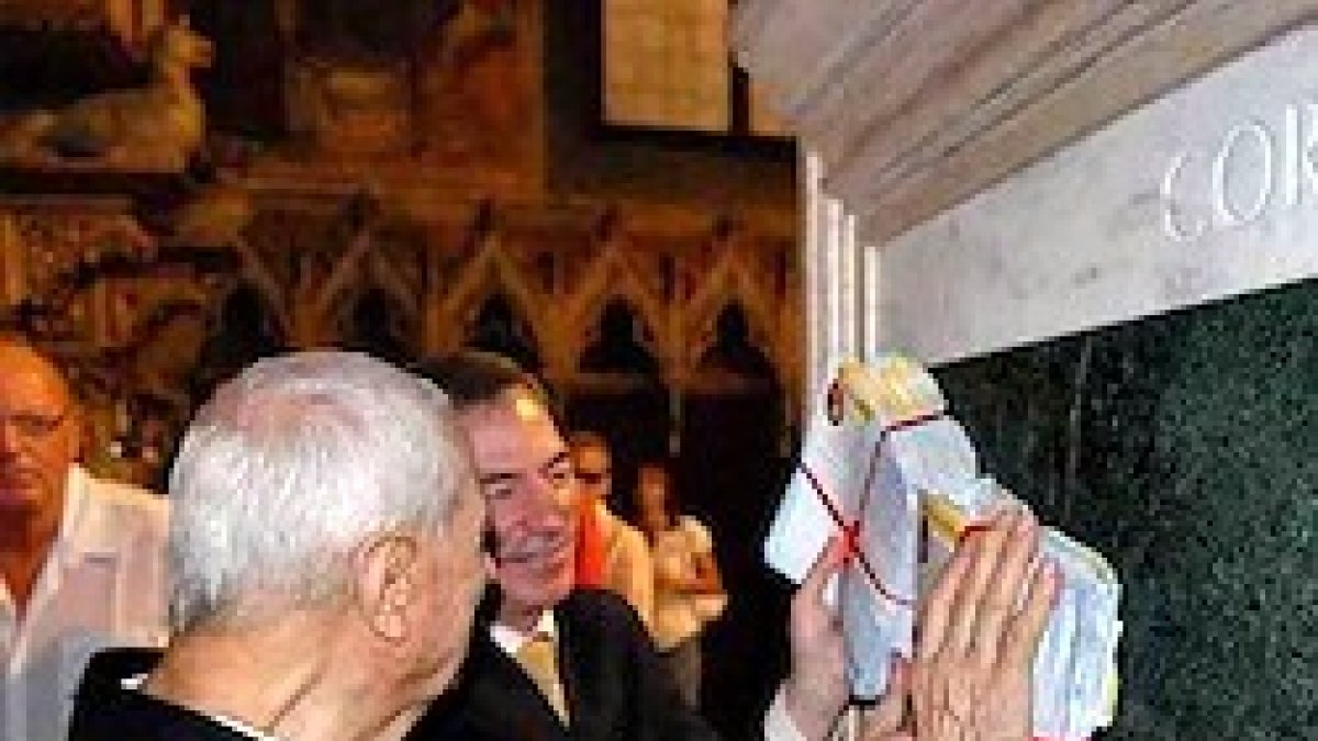 Las peticiones se llevan hasta el lugar donde resposan los restos de San Antonio, en su basílica en Padua.