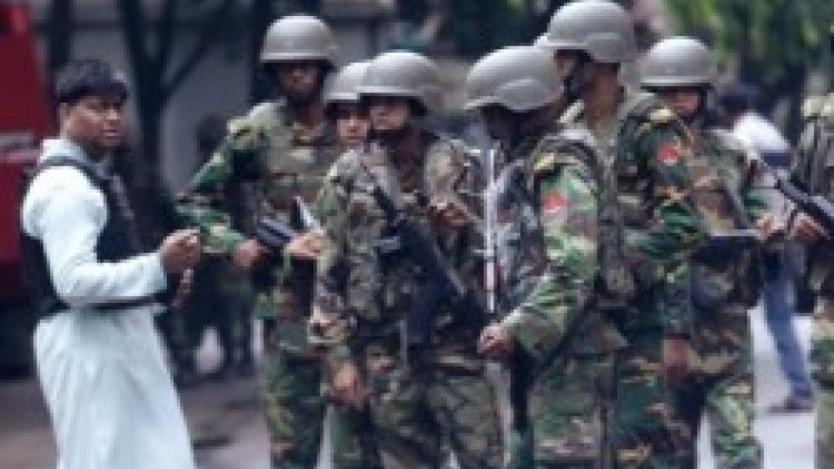 Soldados junto al Holey Artisan Bakery donde se produjo la matanza