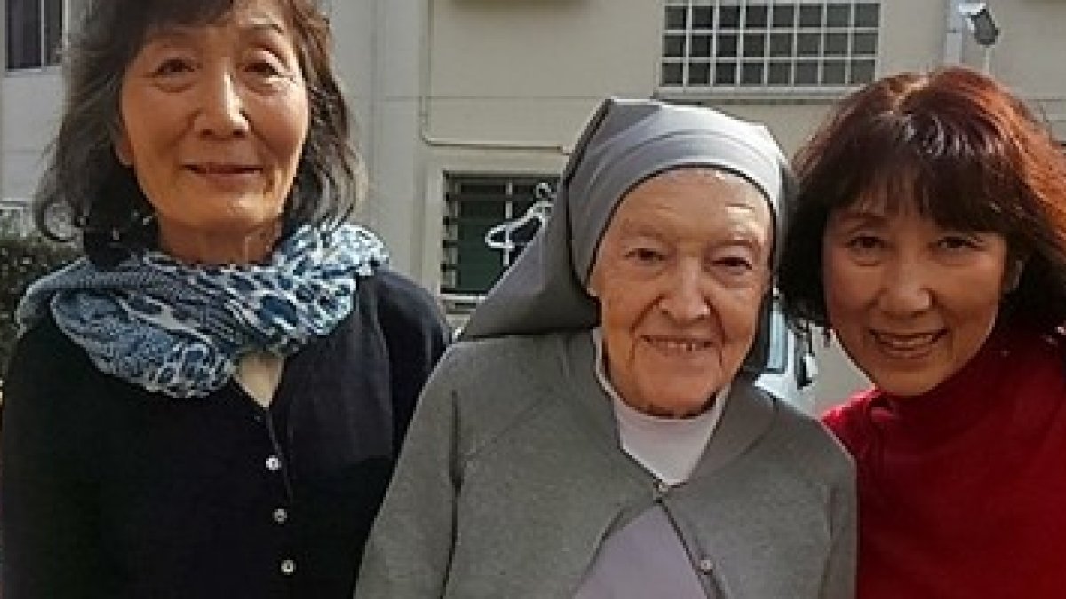 Sor Victoria de la Cruz, misionera adoratriz, con unas colaboradoras - las adoratrices ayudan a las mujeres víctimas de la prostitución y la trata