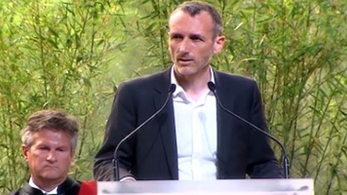 Emmanuel Faber habló durante diez intensos minutos a los graduados de Haec Paris.