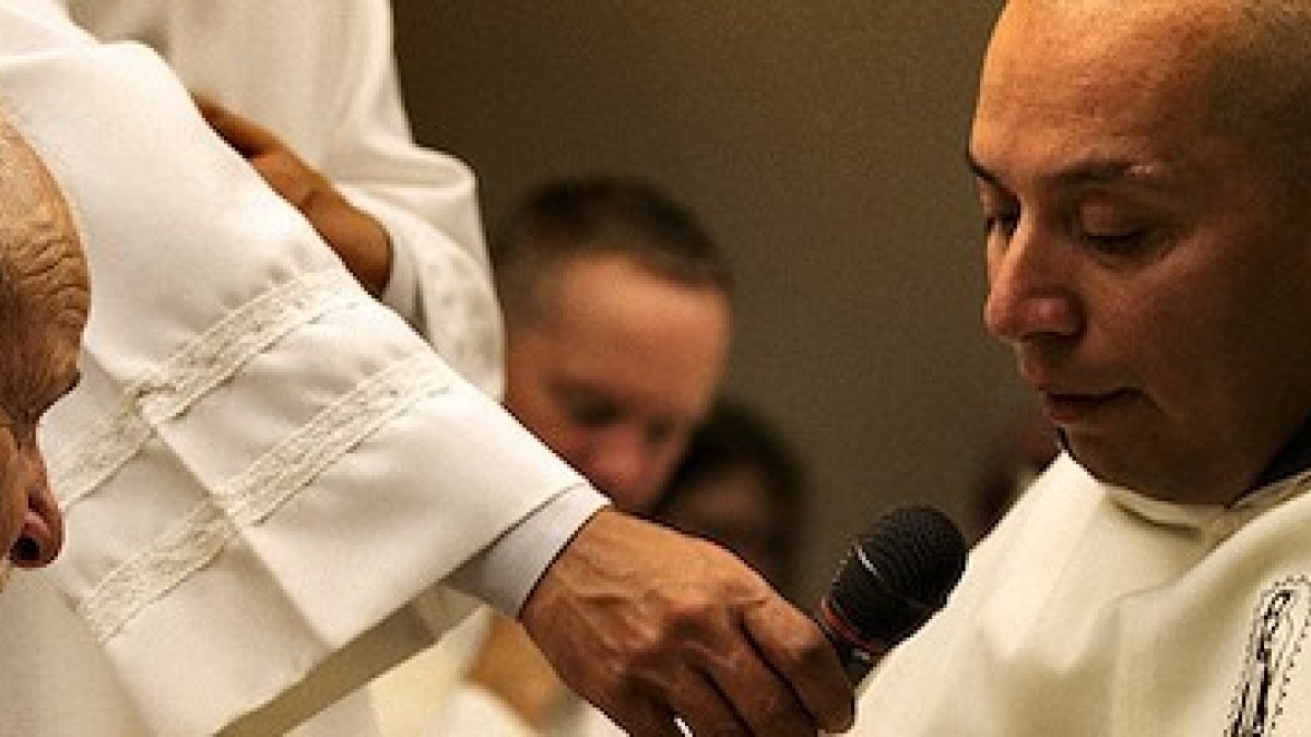El cardenal Mahoney recibe los votos perpetuos del hermano César.