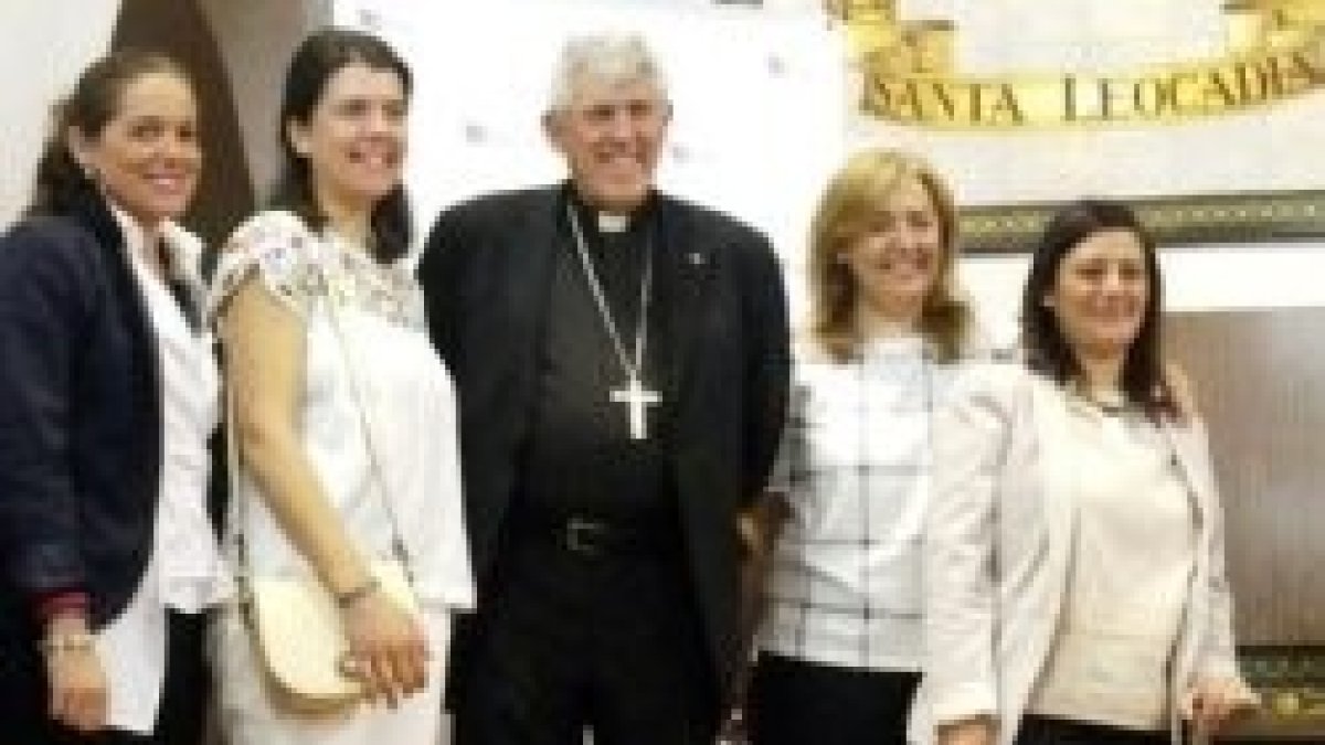 El arzobispo Braulio, de Toledo, con las impulsoras de la red provida Proyecto Mater