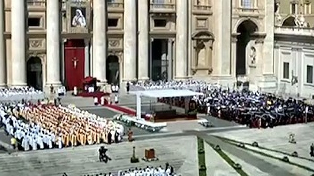 El altar de la misa, en uno de los grandes días de canonizaciones vividas en la Plaza de San Pedro.