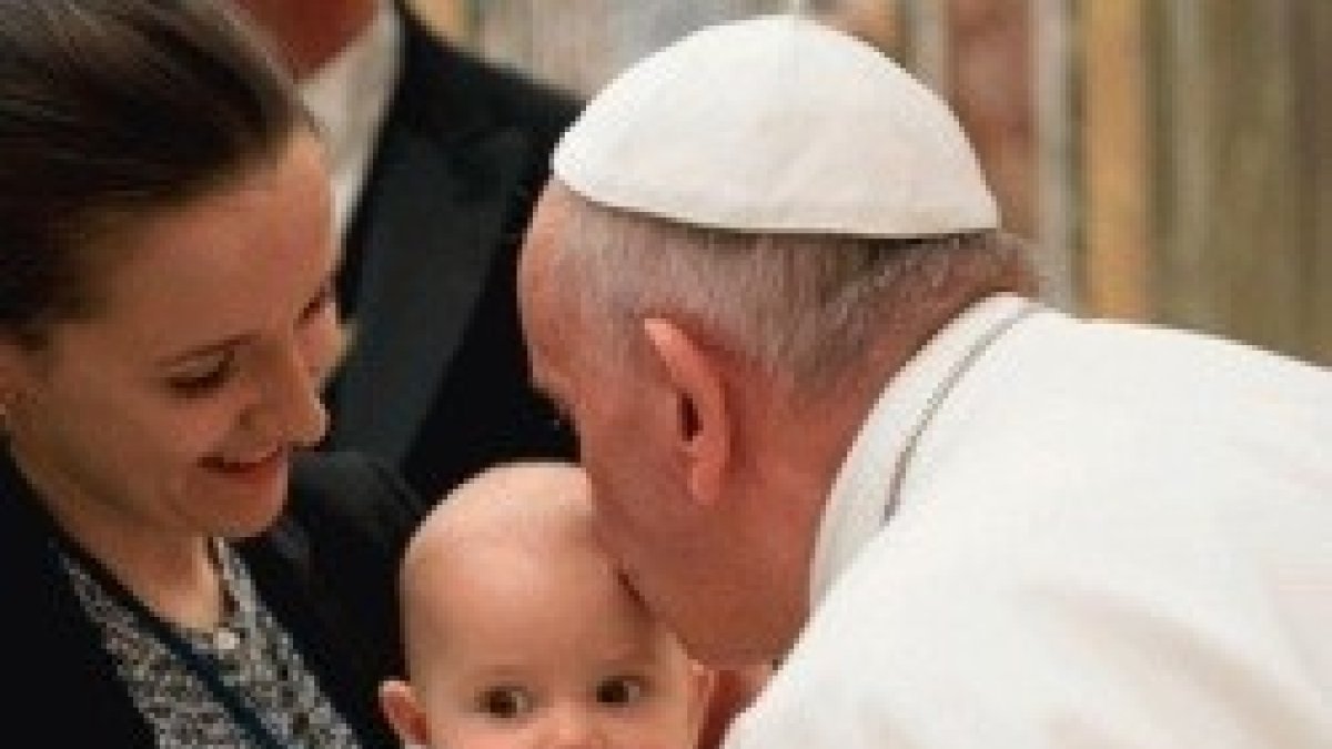 El Papa Francisco besa un bebé - pide a médicos y activistas provida usar la ciencia, la Palabra de Dios y la proximidad humana