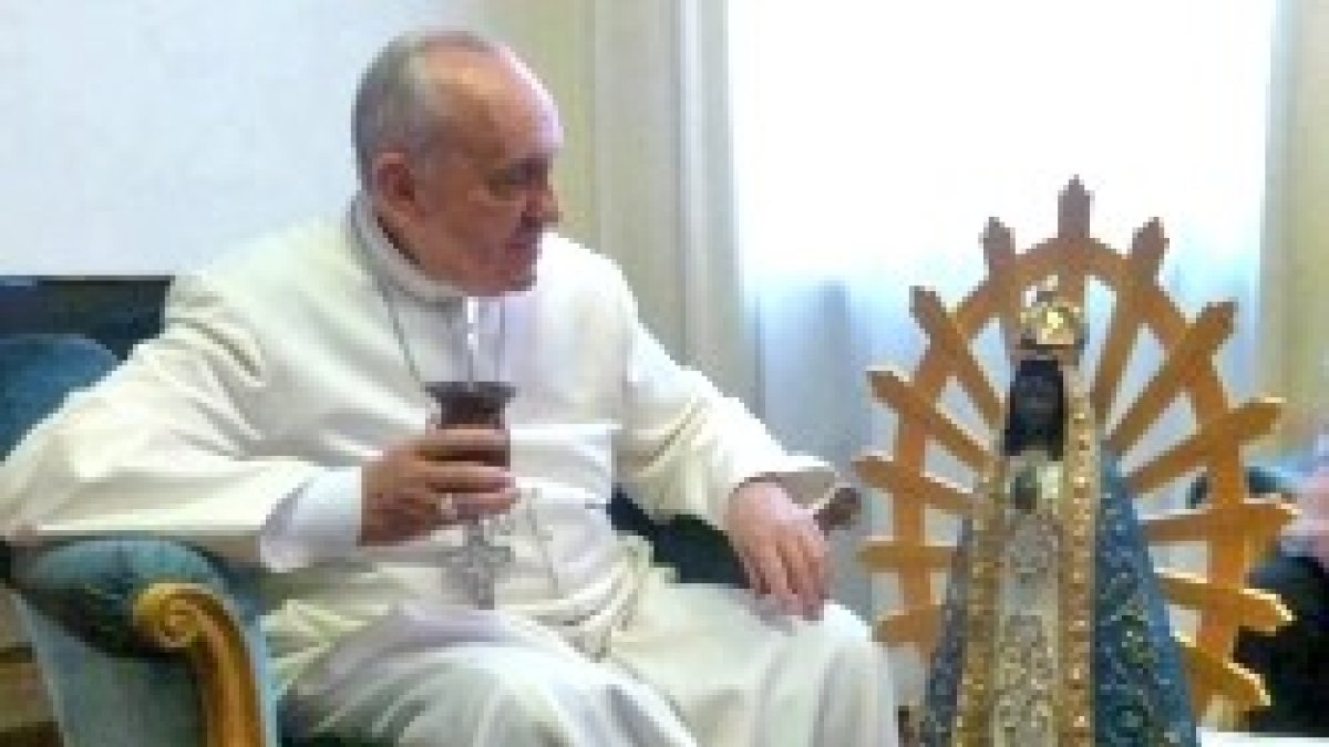 El Papa Francisco se relaja tomando algo de hierba mate, junto a una imagen de la Virgen de Luján