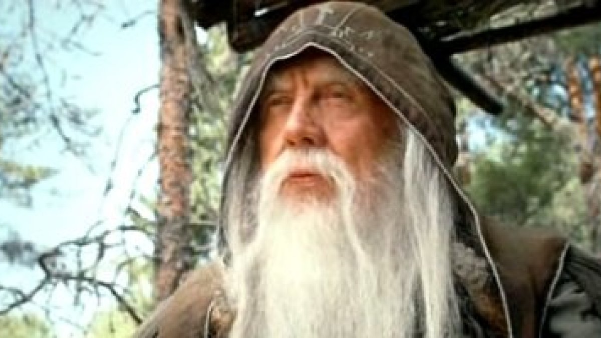 Un monje ermitaño santo en la película rusa 1602 - los locos de Dios tenían algo de ermitaños urbanos, viviendo en la ciudad pero chocando con sus normas