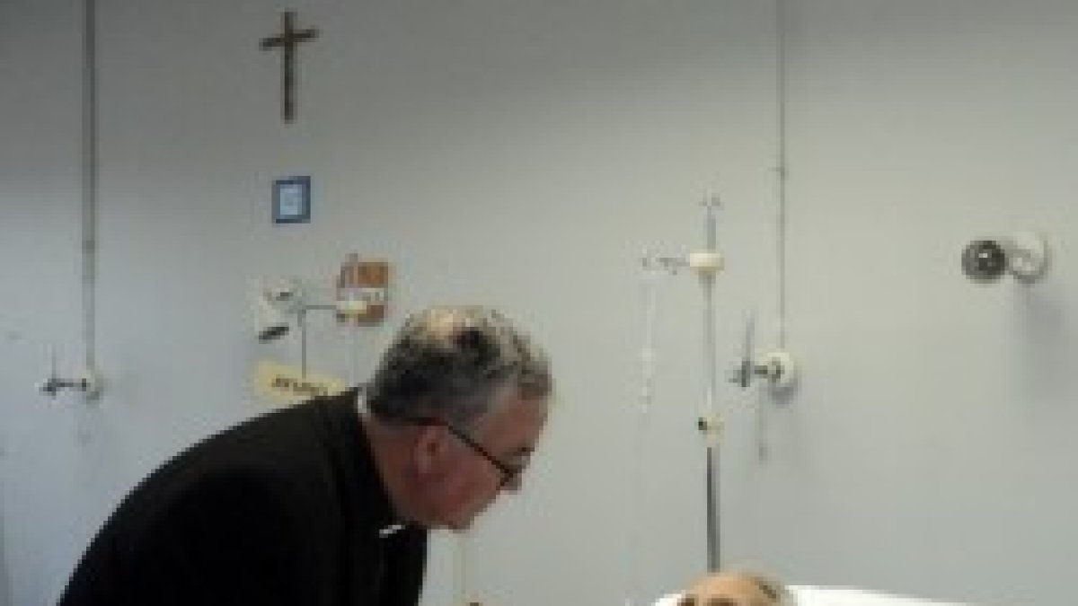 El capellán de hospital acumula una experiencia humanista y pastoral de cercanía al enfermo, el luto y el dolor