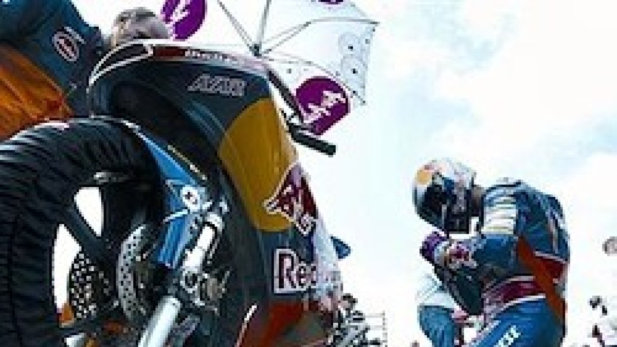 Una escena habitual de Luis Salom en la parrilla de salida antes de cada Gran Premio.