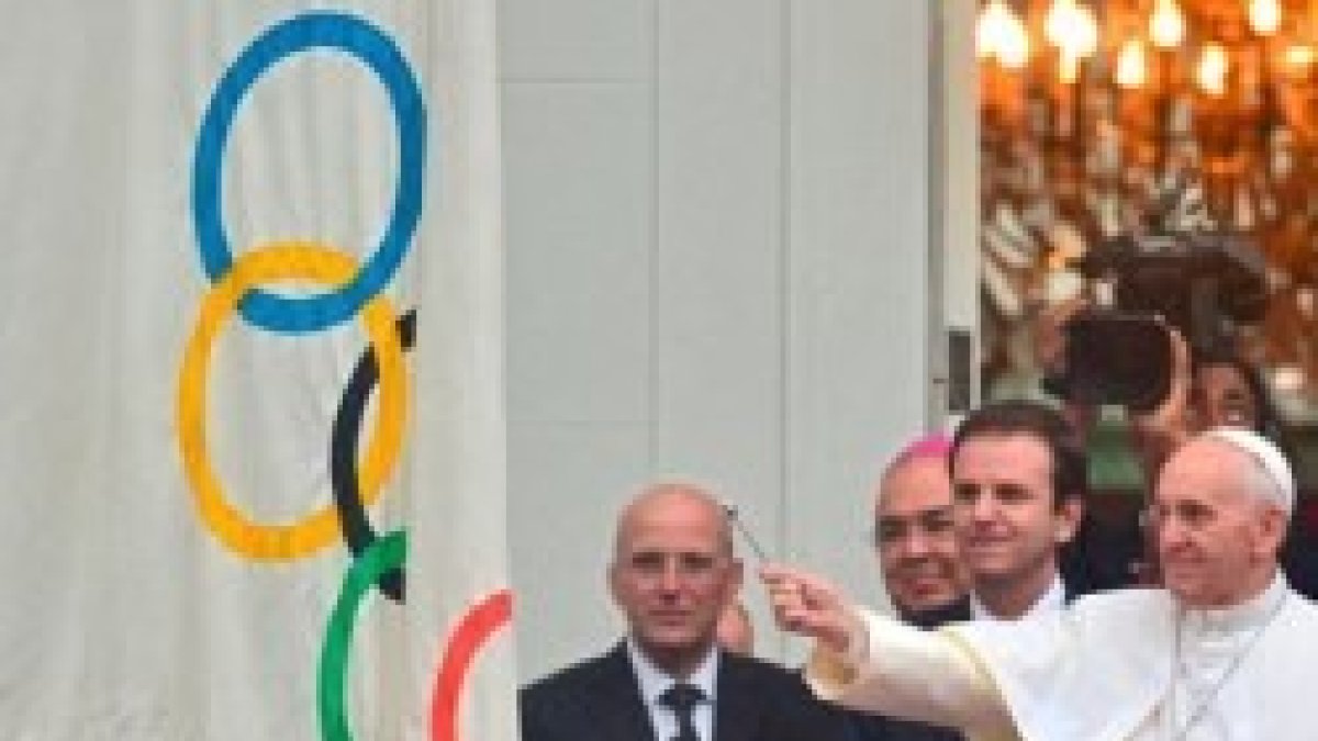 El Papa Francisco bendice una bandera olímpica en un encuentro con delegados olímpicos en 2013