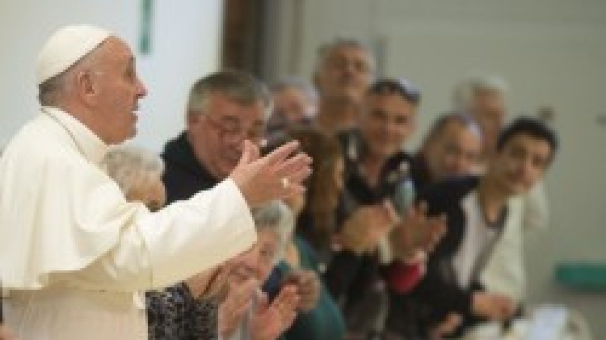 El Papa Francisco en una comida con personas necesitadas -foto de archivo