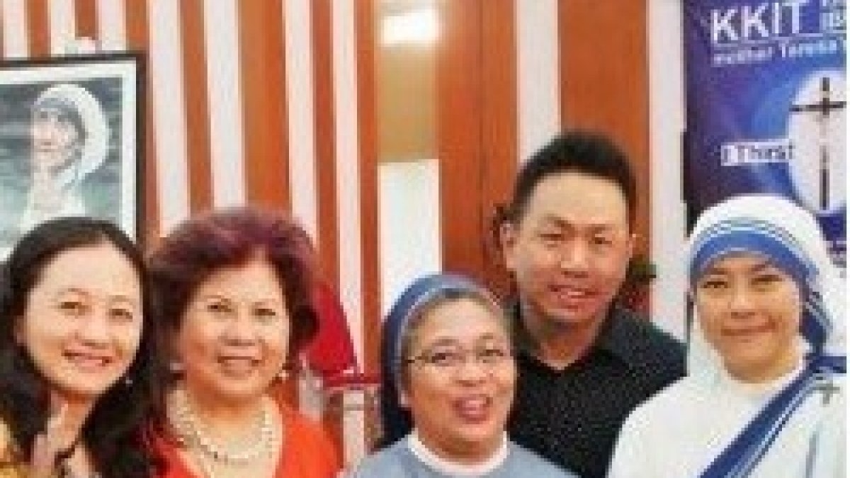 La chino-indonesia Donna Maria, a la derecha, como religiosa de las calcutas