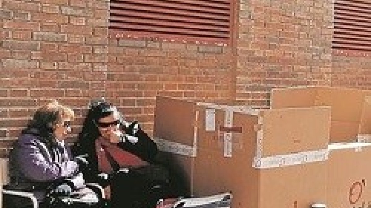 La gente ha esperado semanas en la calle para poder besar el pie a Jesús