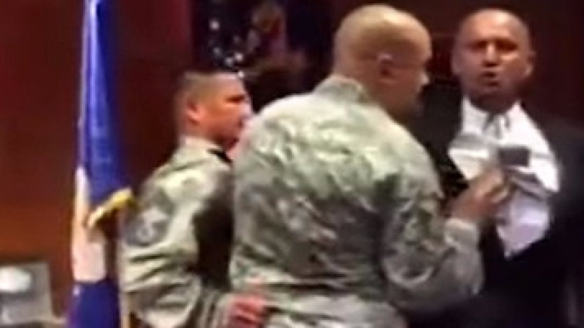 El momento de la expulsión: no le permitieron ni empezar, a pesar de que había sido invitado por el homenajeado justo para esa intervención.