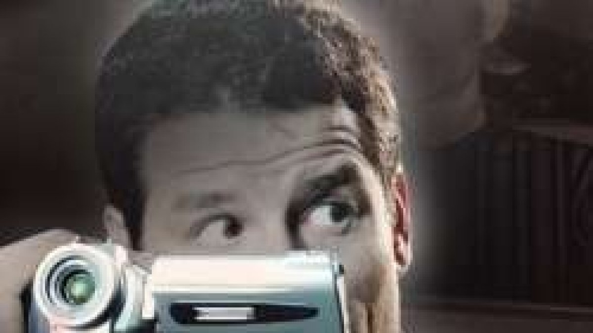 Un copiador de películas piratas graba a escondidas una película para luego vender copias ilegales