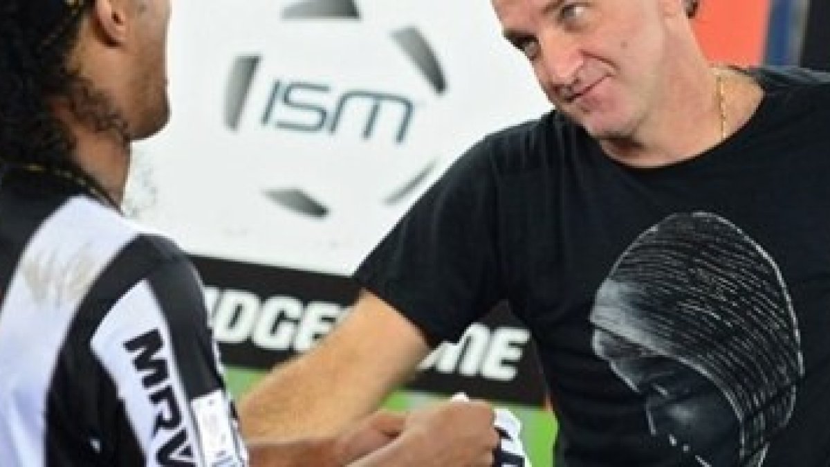 El entrenador brasileño Alexi Stival es popular por sus camisetas de la Virgen, que viste como ocasión de dar testimonio