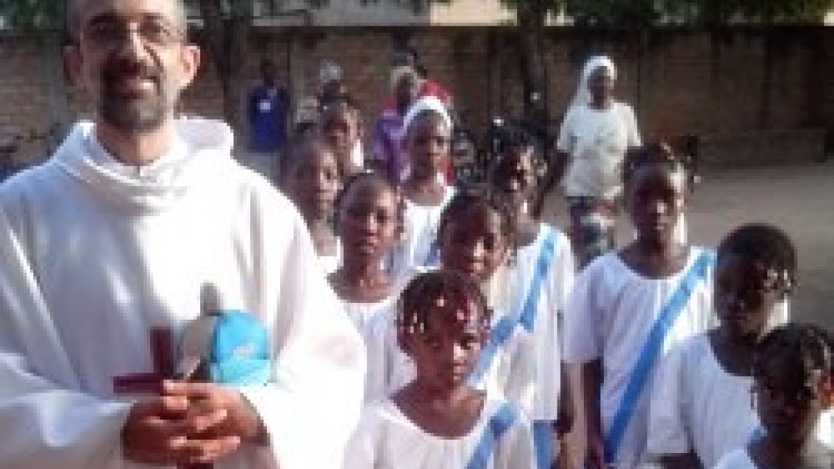 El misionero comboniano Ismael Piñón con el coro de danza infantil de su parroquia en Pascua