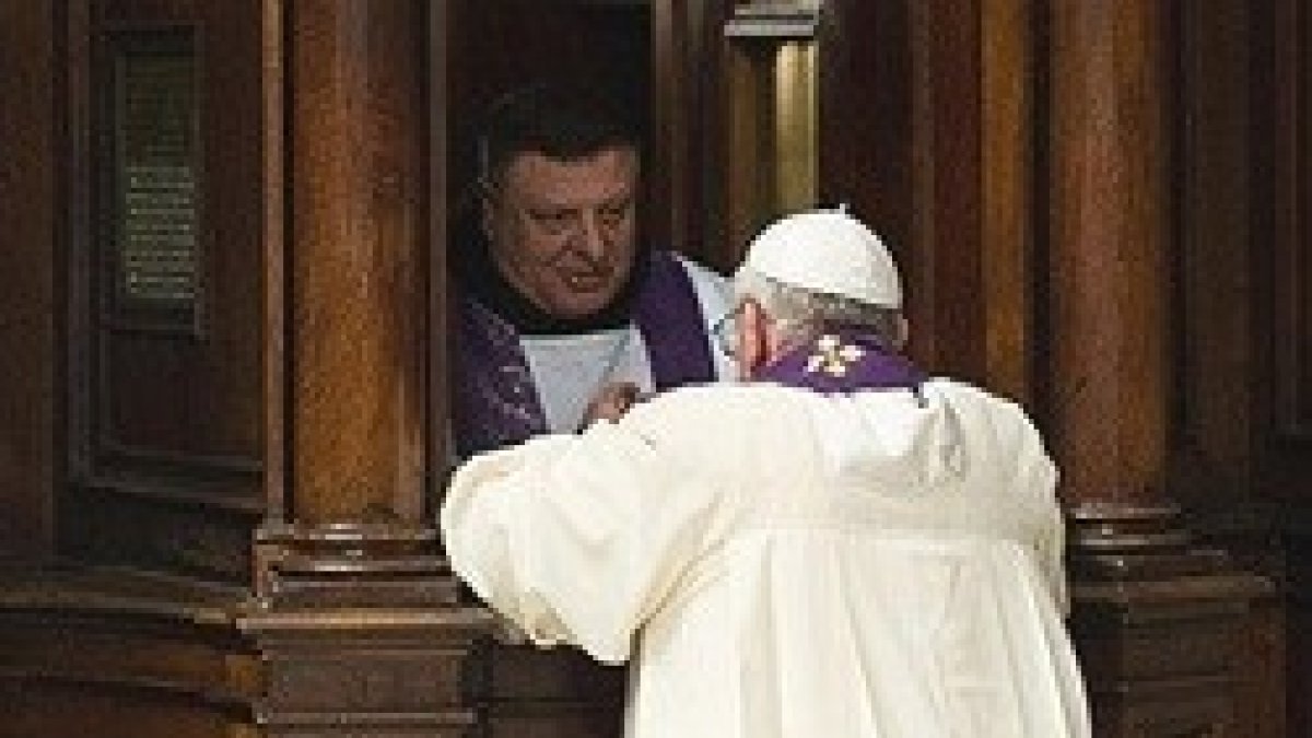 El Papa se confiesa antes de la Eucaristía