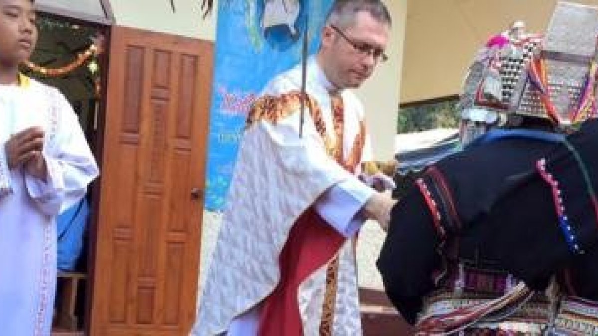 El padre Valerio Sala lleva 6 años con los akha, una cultura de las montañas de Tailandia para el que las ideas de perdón y acogida son novedosas