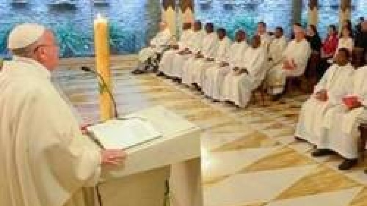 Francisco explica las lecturas de la liturgia en la capilla de Casa Santa Marta