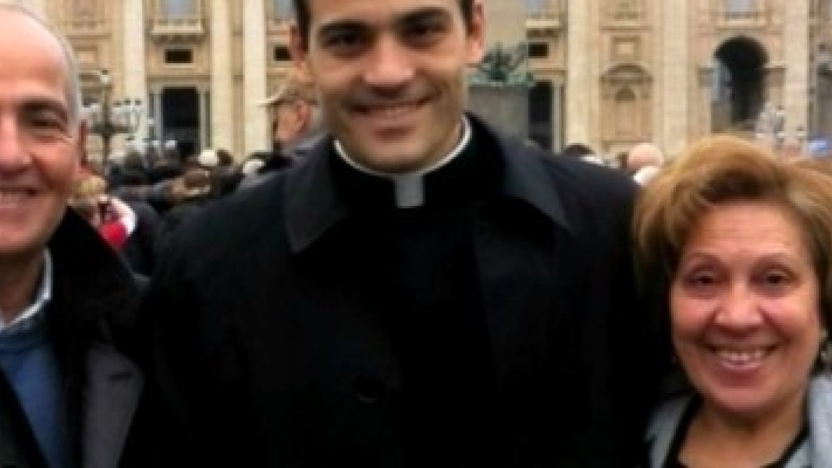 Pablo López, con sus padres en Roma - apasionado del deporte, lo compara con la exigencia de la vida cristiana