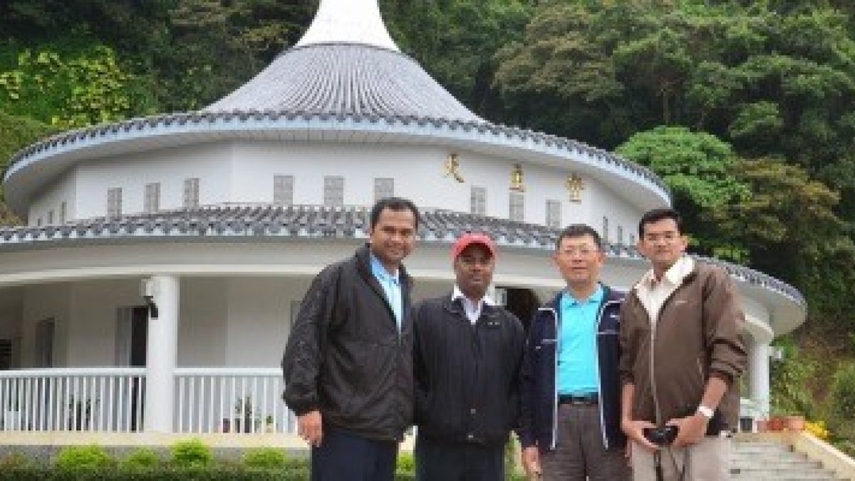 Peregrinos en el santuario de Wu Fung Chi -o Wufeng Qi- en Taiwán - la Virgen se apareció a unos escaladores budistas