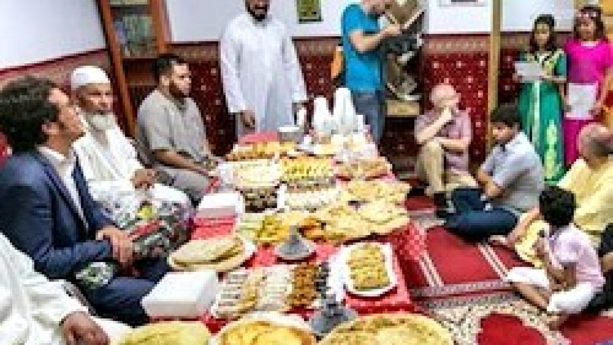 El alcalde de Cádiz no encontró obstáculo en participar en un acto religioso musulmán: las procesiones son otra cosa.