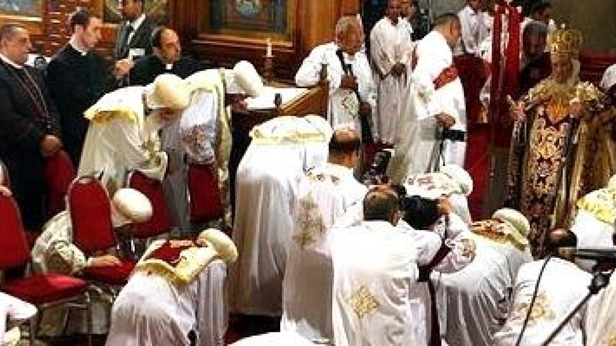 Obispos coptos de Egipto rinden homenaje a su anterior papa, Shenouda - el 10 por ciento de los egipcios son aún cristianos