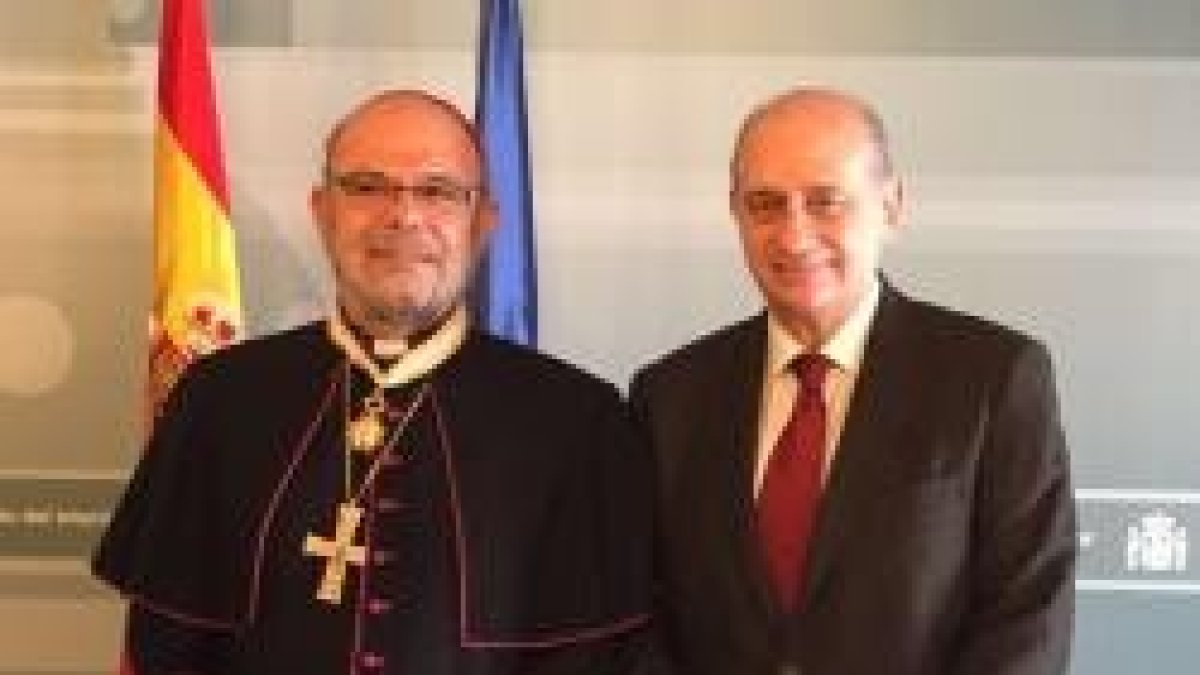 El obispo del Callao, José Luis del Palacio, en el Ministerio del Interior, con el ministro Jorge Fernández Díaz - se premian 40 años de trabajo misionero