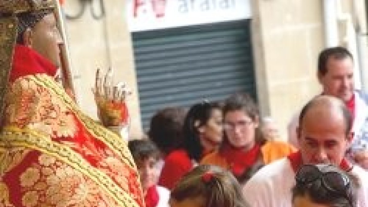 Ofrenda infantil a San Fermín en las calles de Pamplona... hasta que el cuatripartito llegó