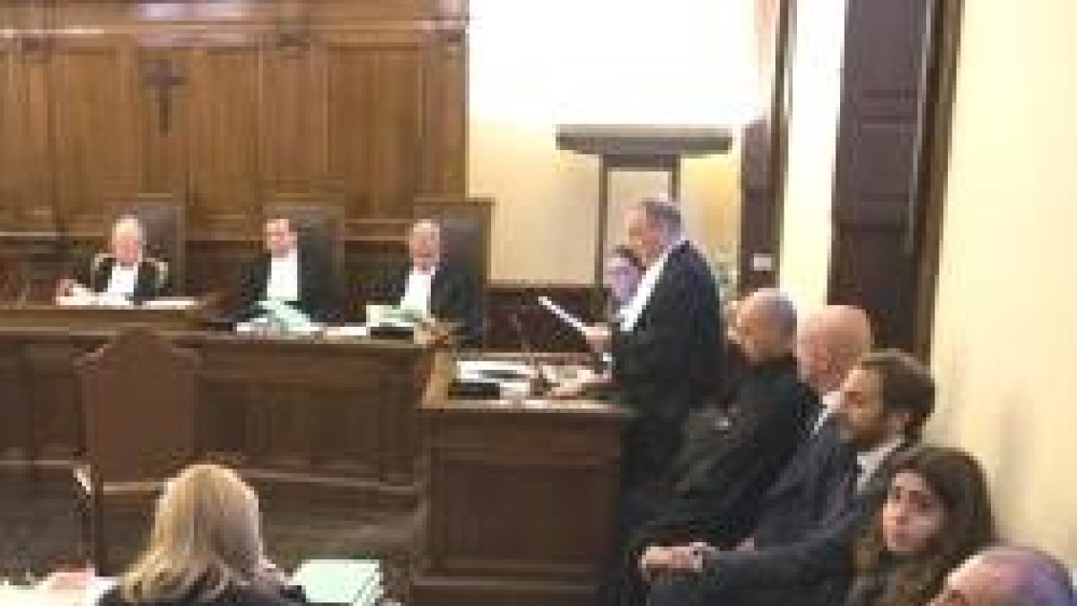 Una de las sesiones del juicio, con Vallejo, Francesca Chaouqui y los dos periodistas acusados a la derecha