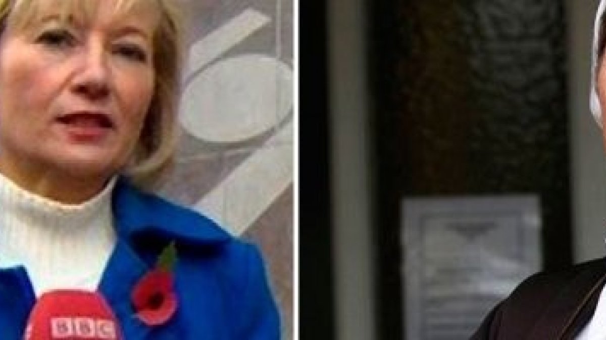 Martina Purdy, a la izquierda como corresponsal de política de la BBC en Belfast, a la derecha como religiosa contemplativa