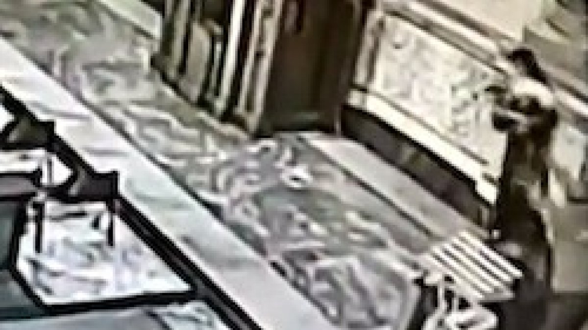 Momento en el que el criminal derriba una de las imágenes del templo.