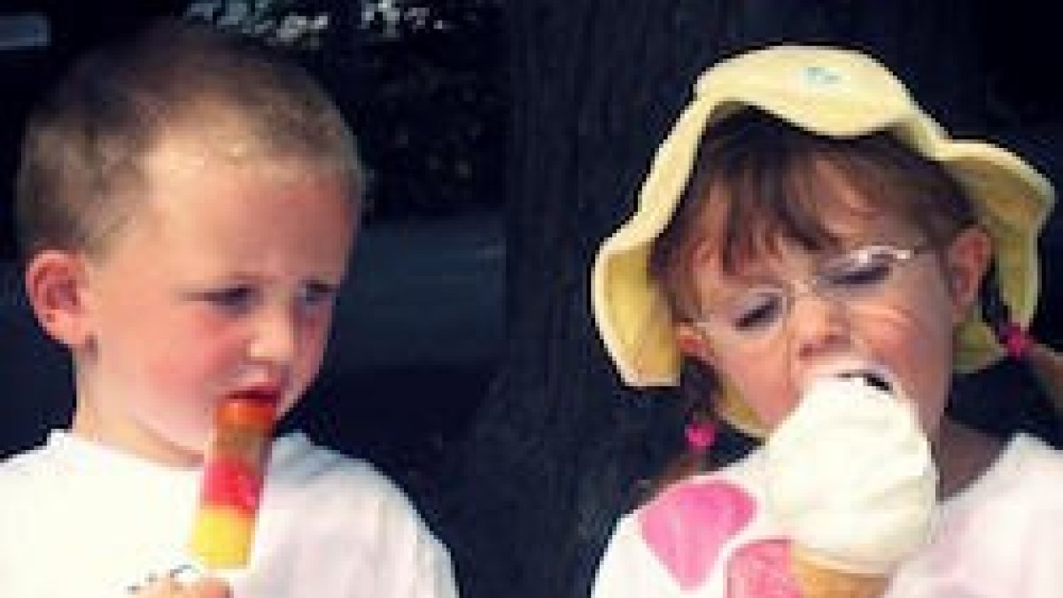 Niño envidia a niña